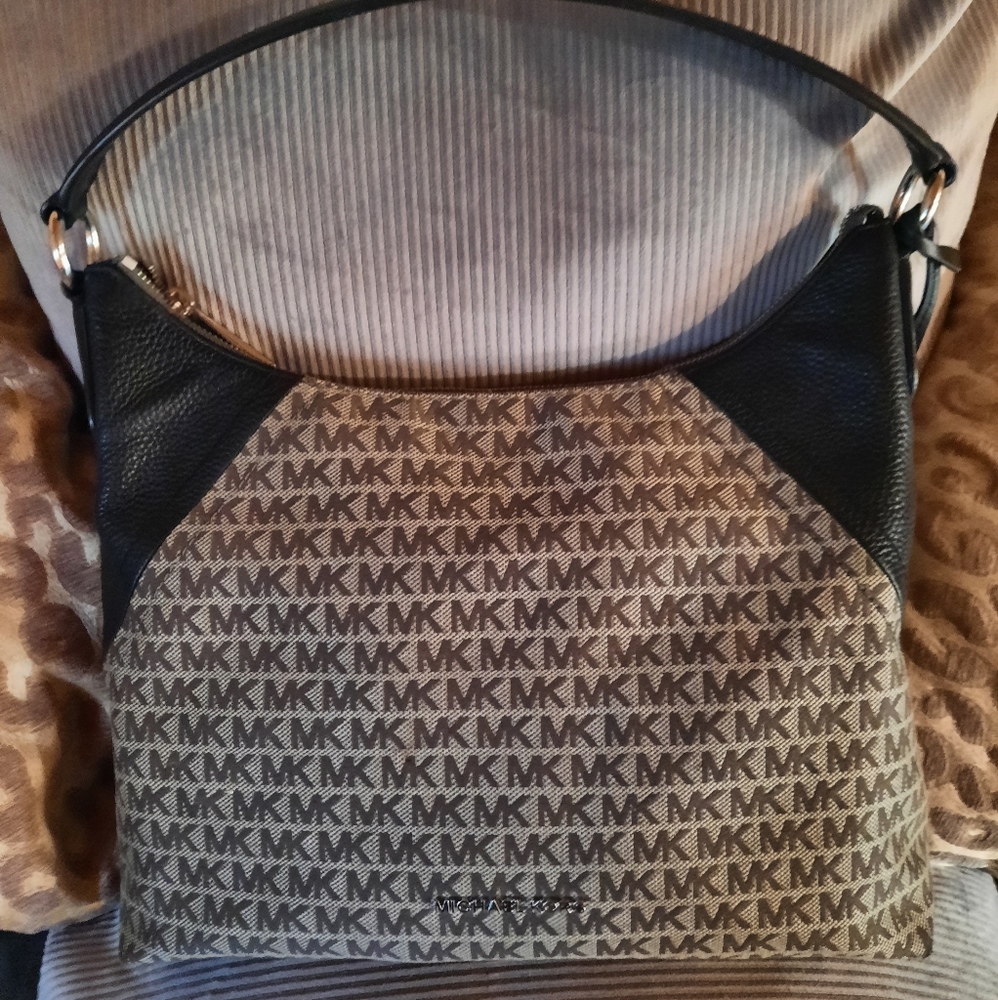 Gray Michael kors signature  shoulder bag